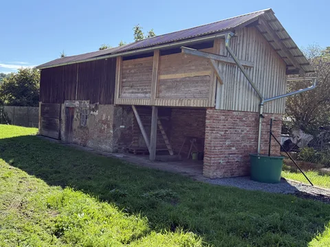 Dvoupodlažní zemědělská budova na pozemku